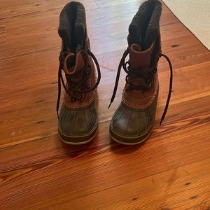 L.L.Bean Snow Boots.. I bought them to go skiing.  Only worn a few times.